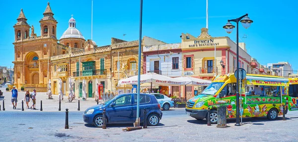 Marsaxlokk Malta Junio 2018 Plaza Central Del Pueblo Con Iglesia — Foto de Stock