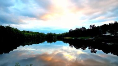 Parlak günbatımı gökyüzü Orman Gölü (Lisove Ozero), Morshyn spa resort, Ukrayna woodlands içinde bulunan sularda yansıtılır.