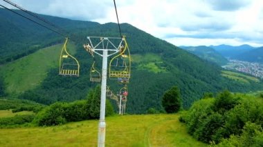 Mizhhiria, Ukrayna - 1 Temmuz 2018: Teleferik Makovytsia Dağı'nın 1 Temmuz Mizhhiria ormanı ile kaplı doğal yeşil yamaç boyunca düşük Terminal rides.