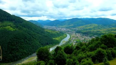 Karpat Dağları Panoraması teleferik Makovytsia Mount, Mizhhiria yerleşim üzerinden Rika Vadisi nehir yemyeşil dağ ormanları, Ukrayna arkasında görülür.