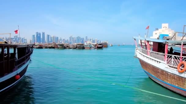 伝統的なダウ船と背景 カタールの Dafna の高層ビルを望むドーハ港から海の景色をお楽しみください — ストック動画