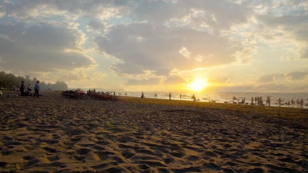 Chaung Янмі Лютого 2018 Захід Сонця Затишний Білопіщаному Пляжі Відпочиваючих — стокове відео