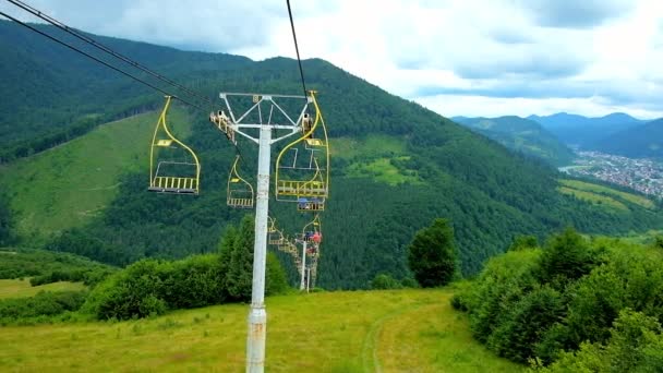 乌克兰密日里亚 2018年7月1日 7月1日 在密日希里亚 马科维齐茨山的滑雪缆车沿着风景秀丽的绿色山坡 沿着被森林覆盖的绿色绿地 前往较低的航站楼 — 图库视频影像