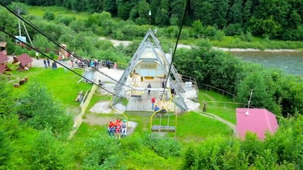 Mizhhiria ウクライナ 2018 Mizhhiria 緑豊かな緑に囲まれた Makovytsia 山のスキー場のリフトの下の端子の表示 — ストック動画