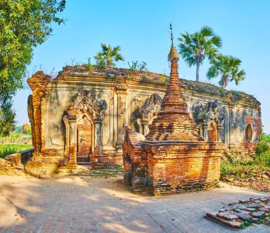 Küçük tuğla stupa ve Yadana Hsemee Pagoda Ava (Inwa), Myanmar içinde zengin bir şekilde dekore edilmiş tapınak kalıntıları.