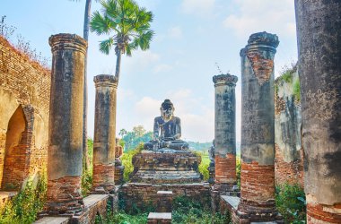 Antik resim House of Yadana Hsemee Pagoda kalıntıları korunmuş heykeli Lord Buddha ve her iki tarafta, Ava, Myanmar büyük sütunlar ile.