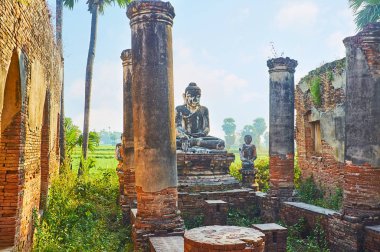 Sunak görüntü Buda Touching Earth ve tarihi Yadana Hsemee Pagoda, Ava (Inwa), Myanmar tapınak sütunlarda tuğla ile korunmuş.
