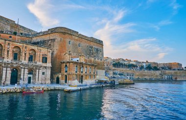 Lascaris pil Grand Harbour yüzleri ve savaş odaları ziyaret edin ve tören silah selamlıyor, Valletta, Malta, ateş izlemek turistlerin ilgisini çekmektedir.