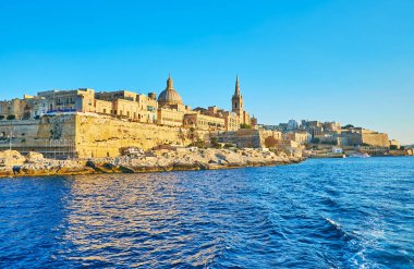 Valletta denizden, tadını çıkarmak için mükemmel bir seçim onun eski sur izlemek ve yumuşak dalgalar, Malta rahatla yat gezisi olduğunu.