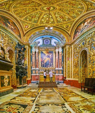 Valletta, Malta - 18 Haziran 2018: Langue Kastilya Krallığı, Leon ve St John's Co Katedrali, St James Major için adanmış ve mozaik taban ile dekore edilmiş Portekiz'de üzerinde 18 Haziran Valletta yaldızlı çelenk.