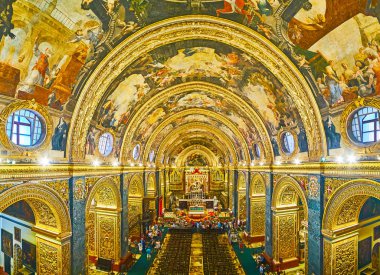 Valletta, Malta - 18 Haziran 2018: resim sergisi, oymalar, yaldızlı dekorlar, mozaik ve birçok değerli eser, 18 Haziran Valletta St John's Co Katedrali övünme görkemli iç.