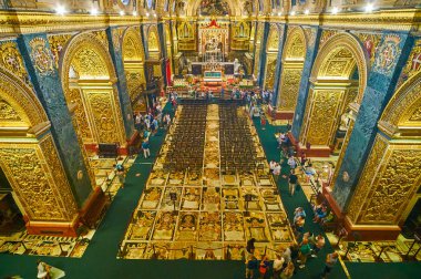 Valletta, Malta - 18 Haziran 2018: St John Co Cathedral balkon Şapel, Haziran 18 Valletta Grand Altar ve yerde, taş dekorları çarpıcı süslü kemerli görünümü görkemli şapele üzerinde açılır.