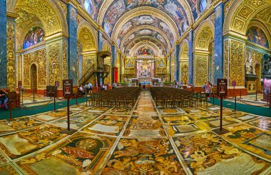 Valletta, Malta - 18 Haziran 2018: Zengin bir şekilde dekore edilmiş St John Co Katedrali ile zemin üzerinde 18 Haziran Valletta renkli dişlerin.