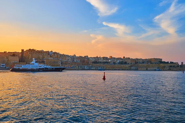 Большая Роскошная Яхта Готова Покинуть Валлетта Гранд Харбор Закате Мальта — стоковое фото