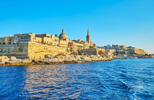 Valletta denizden, tadını çıkarmak için mükemmel bir seçim onun eski sur izlemek ve yumuşak dalgalar, Malta rahatla yat gezisi olduğunu.