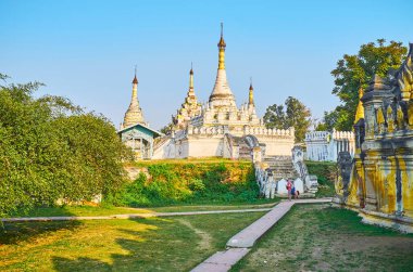Htilaing Shin ünlü Maha Aungmye Bonzan Manastırı, Ava, Myanmar, tepenin üzerinde bulunan Pagoda oyma stupa.