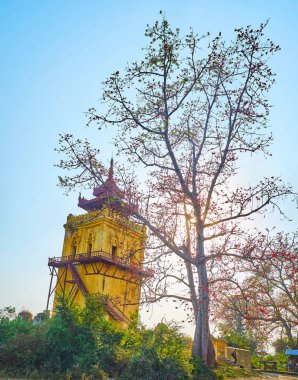 Korunmuş ortaçağ Kraliyet Sarayı Nanmyin gözcü eğilerek ipek - pamuk ağacın arkasında, Ava, Myanmar görülür.