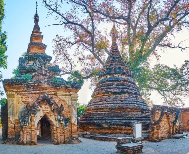 Yadana Hsemee Pagoda, antik türbelerin kırmızı tuğla oluşturulan ve Ava (Inwa), Myanmar oyulmuş desenlerle süslenmiş.