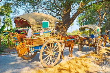 Satır at drawned at arabası, Park turistik yer, Ava (Inwa), Myanmar, gölgeli yol boyunca.