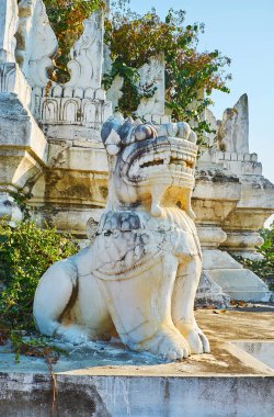 Oyma leogryph (chinthe) efsanevi guardian Budist tapınaklar, türbelerin ve saraylar, bu beyaz bir Desada Taya Pagoda, Ava, Myanmar oturur.
