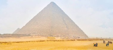 Giza, Mısır - 20 Aralık 2017: turist ve cameleers yürüme ile güzel Menkaure piramit üzerinde manzaralıdır deve sürme Servisi, 20 Aralık Giza, Mısır