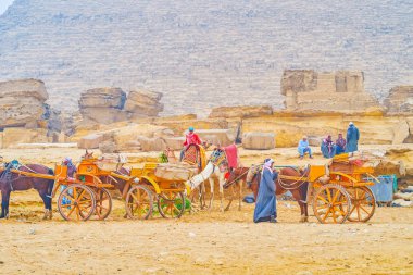 Giza, Mısır - 20 Aralık 2017: turist kez deve kullanın veya at arabaları piramitlere binmek ve yerel colorith 20 Aralık Giza zevk böylece Giza nekropol çöl, bulunmaktadır