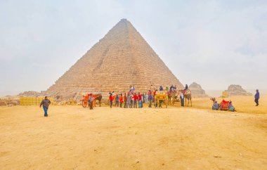 Giza, Mısır - 20 Aralık 2017: Giza nekropol sisli kış havalarda turist grup Menkaure piramit 20 Aralık Giza içeri girer.