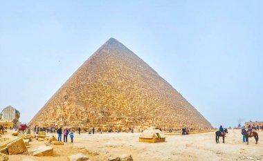 Giza, Mısır - 20 Aralık 2017: Piramit Khufu, kompleks, 20 Aralık Giza içinde en büyük piramit dibinde turist kalabalığından