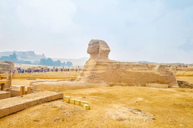Giza, Mısır - 20 Aralık 2017: Çok sayıda turist büyük Sfenks Giza mezarlık içinde ve etrafında açılarından 20 Aralık Giza keyfini.