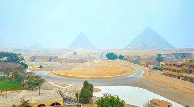 Piramitler ve Sfenks Giza nekropol, çöl kumları arasında yer alan içinde sisli Panoraması benzersiz bu site tüm dünyada, Mısır turist çekiyor.