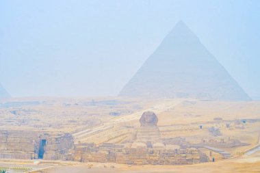 Giza nekropol sisli sabah Khafre piramit ve büyük Sfenks, manzaralı Rüzgar çölde kum, Kahire, Mısır bulutlar taşır..