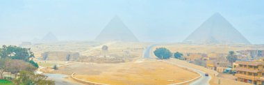 Giza mezarlar panoraması ile antik piramitler ve Büyük Sfenks, Mısır