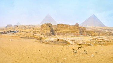 Giza, Mısır - 20 Aralık 2017: Sabah ziyaret Giza nekropol, hala kapalı pazar tezgahları ve ön plan, Sfenks ve Khafre Tapınağı yanındaki crowdless turizm alanı ile kışın 20 Aralık Giza