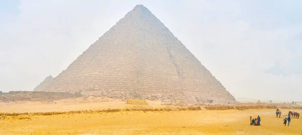 埃及吉萨 2017年12月20日 12月20日 埃及吉萨 带着徒步游客和骆驼在门卡雷金字塔上的美丽景色 提供骆驼骑行服务 — 图库照片