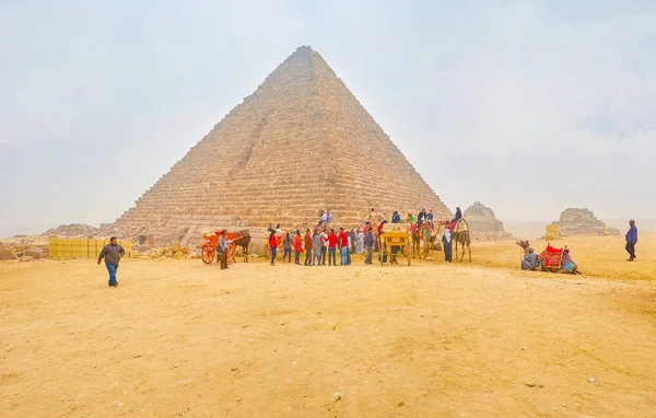 エジプト 2017 ギザの霧の冬の天候の観光客のグループが入ってメンカウラー王ピラミッドのギザで — ストック写真