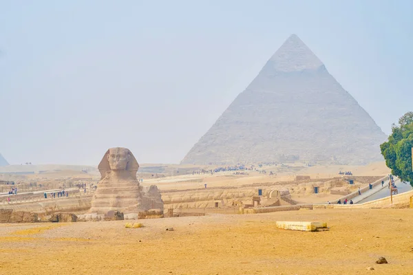 吉萨墓地的考古遗址是著名的金字塔和伟大的狮身人面像 保存在沙漠 埃及的沙子 — 图库照片