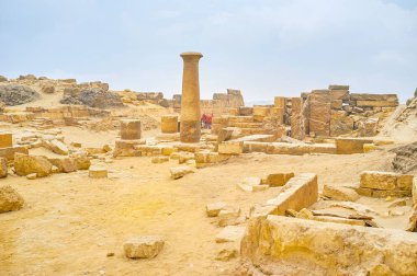 Khufu'nun piramit Tapınağı korunmuş taş sütun orta, Giza, Mısır ile karmaşık kalıntıları
