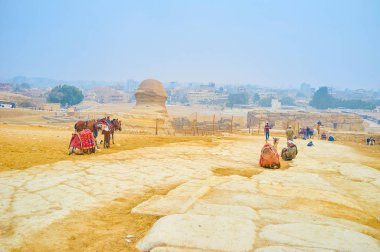 Giza, Mısır - 20 Aralık 2017: Eski drovers 20 Aralık Giza atlar veya deve, karmaşık Giza arasında unutulmaz yolculuk sunmak istemciler için bekleyin