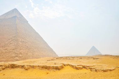Giza Piramidi karmaşık kumulları ortasında bulunan ve sık sık toz, Mısır ile kefen