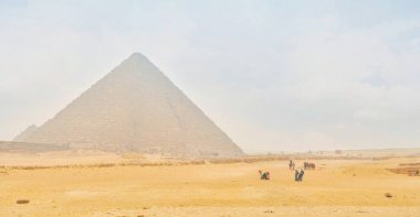 Giza, Mısır - 20 Aralık 2017: Büyük arkeolojik kompleks Giza kış tozlu sis, 20 Aralık Giza sırasında