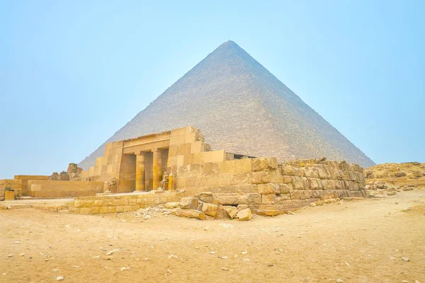 保留的入口与马塞桑岛女王的石塔 的专栏与胡夫金字塔的背景 吉萨综合体 — 图库照片
