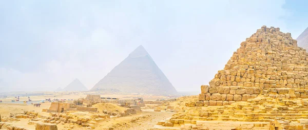 Foggy Winter Morning Giza Archaeological Complex Ruins Ancient Pyramids Background — Stock Photo, Image