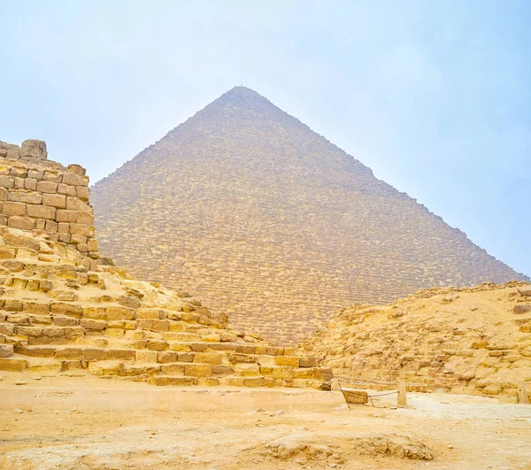 Βόλτα Στον Αρχαιολογικό Χώρο Της Γκίζας Θέα Την Μεγάλη Πυραμίδα — Φωτογραφία Αρχείου