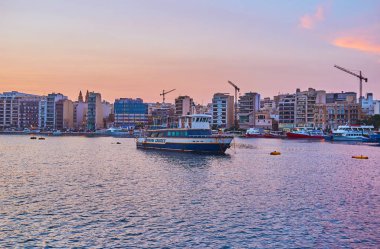 Sliema, Malta - 18 Haziran 2018: Modern sahil, Haziran 18 Sliema içinde gemi ve tekneler ve kıyı olan Valletta Kuzey Limanı, karşı karşıya Sliema,.