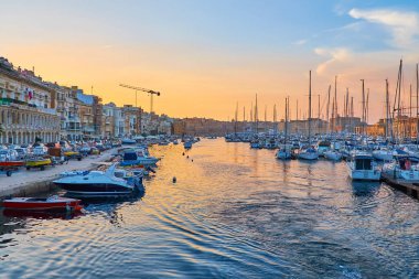 Birgu, Malta - 18 Haziran 2018: Valletta Grand Harbour çevresinde yolculuğa ve Ortaçağ Birgu ve Senglea güneş, son ışınları 18 Haziran Birgu içinde izlemek için mükemmel bir zaman gün batımını olan.