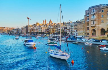 Ortaçağ Valletta Grand Harbour, çok sayıda balıkçı tekneleri ve luzzu kentleri çevresinde keyifli yolculuk shore, L-Isla de, Senglea, Malta demirleyen.