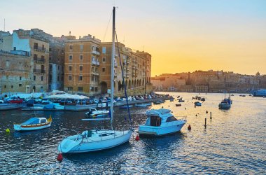 Senglea, Malta - 18 Haziran 2018: Sunset gezi Valletta Grand Harbour çevresinde L-Isla ve tekneler, kıyıda 18 Haziran Senglea, Ortaçağ müstahkem şehir manzaralı.