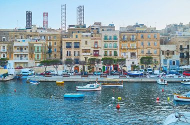 Senglea, Malta - 18 Haziran 2018: Renkli ahşap balkon, pencere çerçeveleri ve kapı ile eski şehir kireçtaşı yapılardır Vittoriosa marina 18 Haziran Senglea içinde harika görünüyorsun.