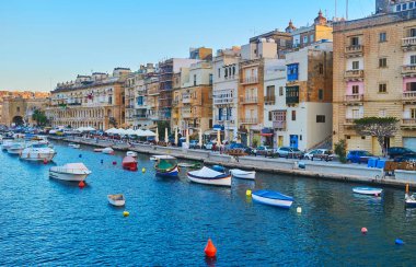 Küçük balıkçı tekneleri ve sandallar shore, L-Isla boyunca - Valletta Grand Harbour, Senglea, Malta ünlü ortaçağ şehirlerinden biri olan demirlemiş.