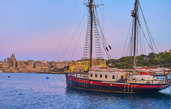 バレッタ マルタ観とマノエルの海岸でオールド スタイル木製ガレオン船 — ストック写真